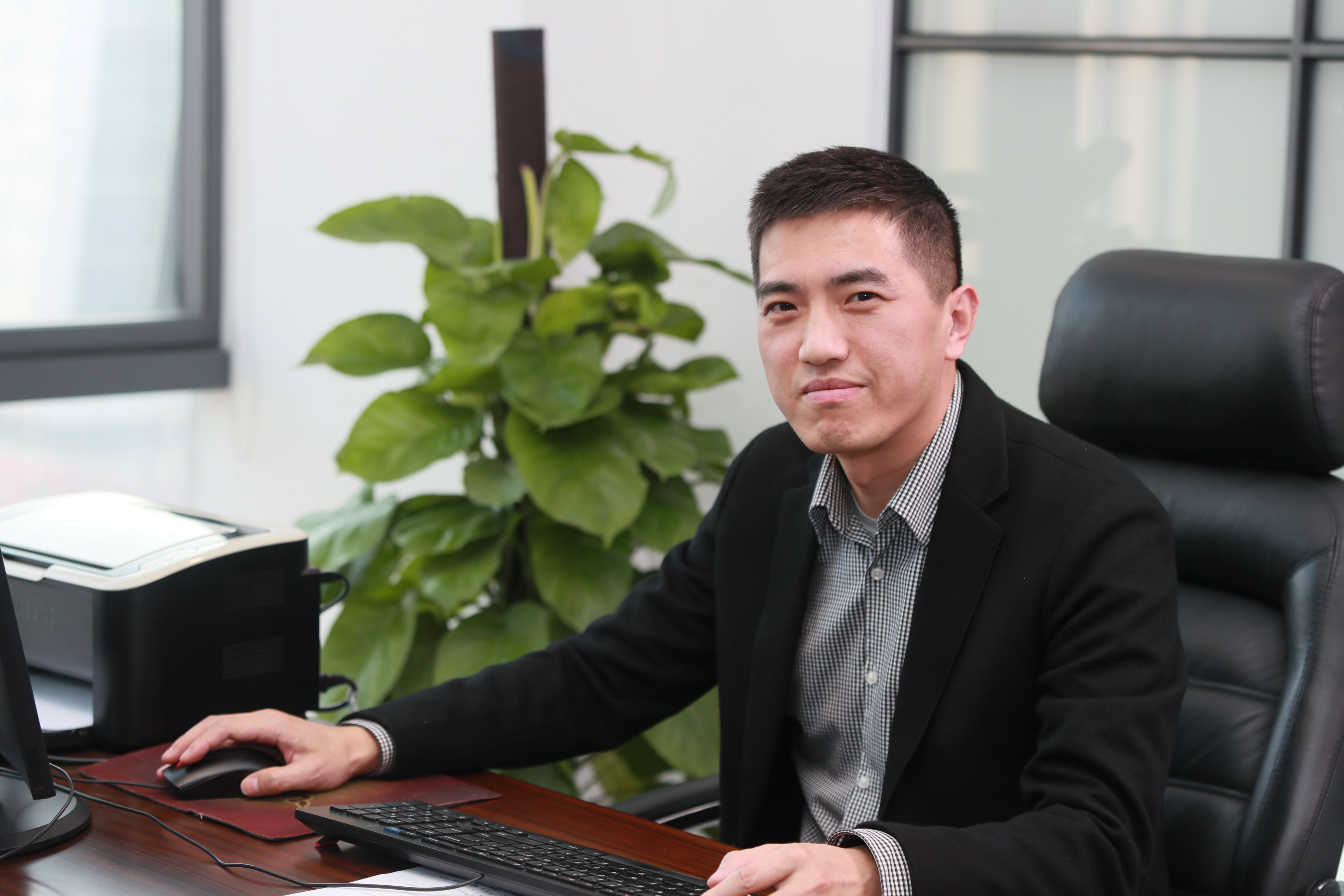 ��������LحԶ���ʼ�ڟ�ۣ����ڌ��ɣ����ڄ�(chu��ng)��(�D1)